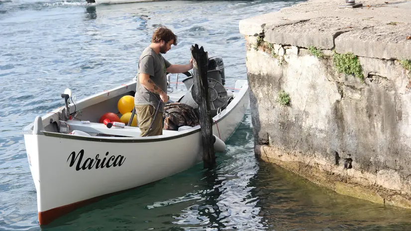 Un pescatore - © www.giornaledibrescia.it
