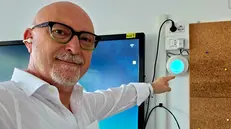 Il sindaco di Berlingo Fausto Conforti mostra un sensore - © www.giornaledibrescia.it