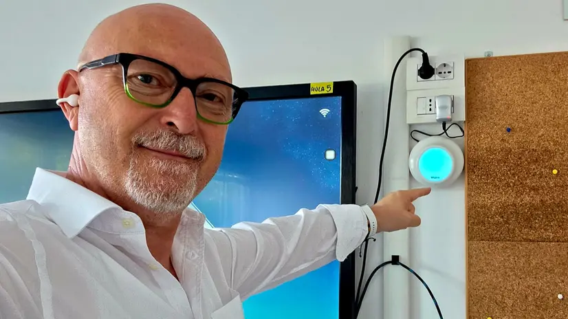 Il sindaco di Berlingo Fausto Conforti mostra un sensore - © www.giornaledibrescia.it
