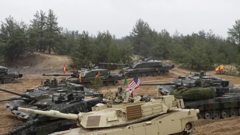 epa07114257 Spanish soldiers (L) with their battle tanks Leopard 2 and US soldiers with their battle tank Abrams (C) take part in gunnery shoot-off between the Enhanced Forward Presence nations at the military exercise Iron Tomahawk in Adazi Military Base, Latvia, 23 October 2018. The countries participating in the military exercise are Germany, Spain, Poland, UK and the US. EPA/VALDA KALNINA