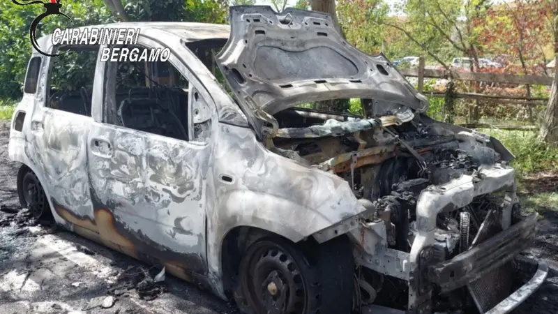 La Panda rubata e data alle fiamme dopo la rapina - Foto Eco di Bergamo