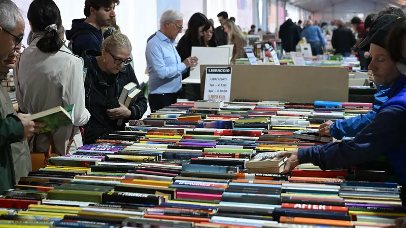 Uno scatto al mercato librario in piazza Vittoria
