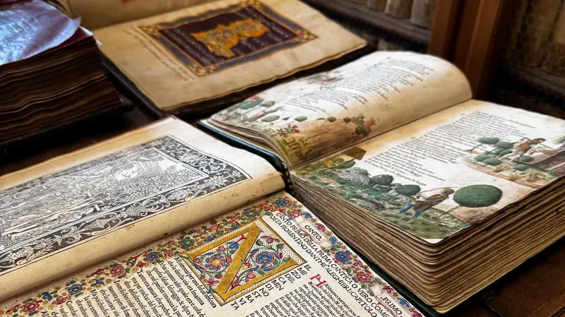 I volumi miniati e stampati provenienti dai caveau della Queriniana - © www.giornaledibrescia.it