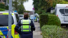 epa12437307 Police are seen at a scene of a knife attack on Herdecke's newly elected mayor Iris Stalzer in Herdecke, Germany 07 October 2025. Stalzer was found seriously injured. EPA/CHRISTOPHER NEUNDORF