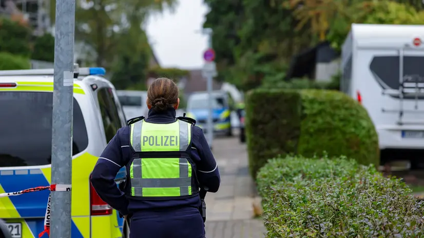 epa12437307 Police are seen at a scene of a knife attack on Herdecke's newly elected mayor Iris Stalzer in Herdecke, Germany 07 October 2025. Stalzer was found seriously injured. EPA/CHRISTOPHER NEUNDORF