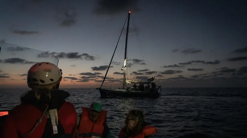 La Life Support di Emergency, che sta accompagnando la Global Sumud Flotilla in navigazione in acque internazionali con il ruolo di nave osservatrice e di supporto medico e logistico, prima dell'alba ha prestato soccorso a una delle barche della flotta, la Johnny M, per una avaria non risolvibile in mare, 29 settembre 2025. ANSA/US EMEGERCY +++USARE SOLO PER ILLUSTRARE OGGI LA NOTIZIA INDICATA NEL TITOLO - NON ARCHIVIARE - NON VENDERE - NON USARE PER FINI NON GIORNALISTICI - NPK+++