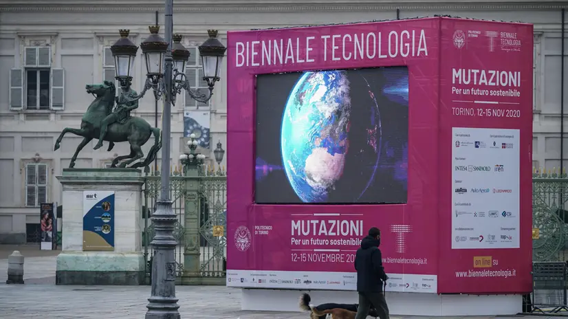 Coronavirus Covid 19: mega schermo per la biennale della tecnologia installato in una piazza Castello deserta. Torino 13 novembre 2020 ANSA/TINO ROMANO