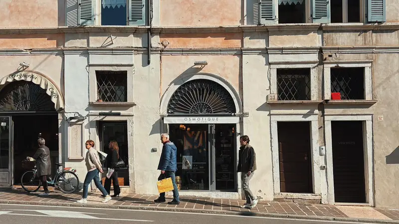 Anche in centro a Brescia sempre più negozi di profumi di nicchia - © www.giornaledibrescia.it