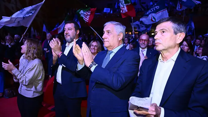 La presidente del Consiglio Giorgia Meloni, il ministro degli Esteri e leader di Forza Italia Antonio Tajani, il ministro dei Trasporti e delle Infrastrutture e leader della Lega Matteo Salvini, il candidato alla presidenza della Regione Liguria per il centrodestra Marco Bucci e il leader di Noi Moderati, Maurizio Lupi, al comizio di chiusura della campagna elettorale per Bucci a Genova, 25 ottobre 2024. ANSA/LUCA ZENNARO