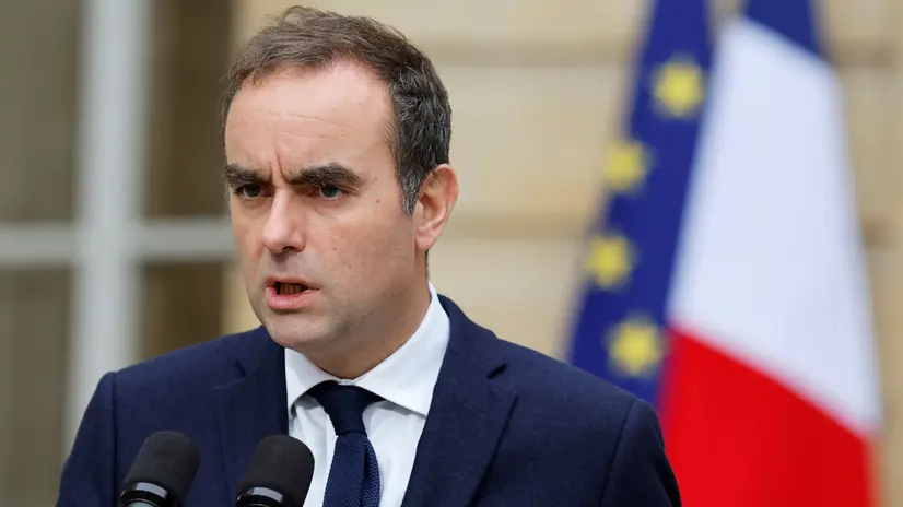 epa12438865 French outgoing Prime Minister Sebastien Lecornu delivers a statement in the courtyard of the Hotel Matignon following a series of talks with political parties' leaders, in Paris, France, 08 October 2025. French Prime Minister Lecornu resigned on 06 October, nearly a month after his appointment and shortly after his new cabinet was announced. EPA/STEPHANIE LECOCQ / POOL MAXPPP OUT
