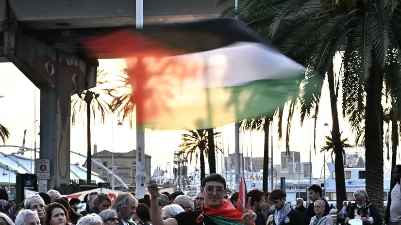 Un momento del presidio di centinaia di manifestanti contro il nuovo blocco della Freedom Flotilla da parte di IDF in acque internazionali. Genova, 8 ottobre 2025. ANSA/LUCA ZENNARO