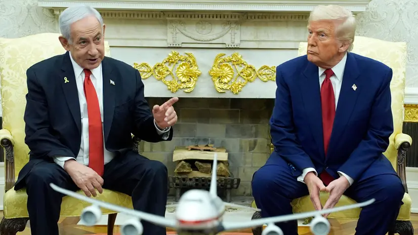 epa12016643 US President Donald Trump (R) meets with Israeli Prime Minister Benjamin Netanyahu (L) in the Oval Office of the White House in Washington, DC, USA, 07 April 2025. EPA/YURI GRIPAS / POOL