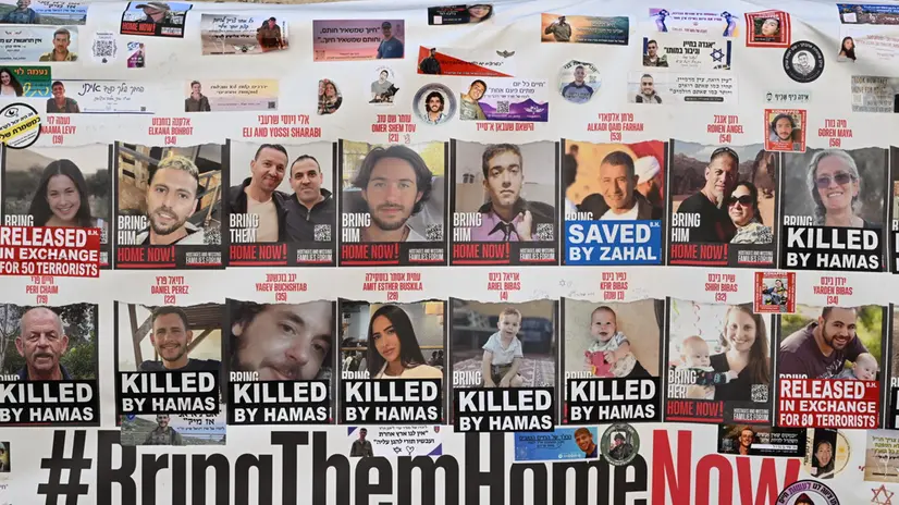 Il murales con le foto degli ebrei vivi, morti e ancora ostaggi di Hamas al Ghetto di Roma, 21 febbraio 2025. ANSA/MAURIZIO BRAMBATTI