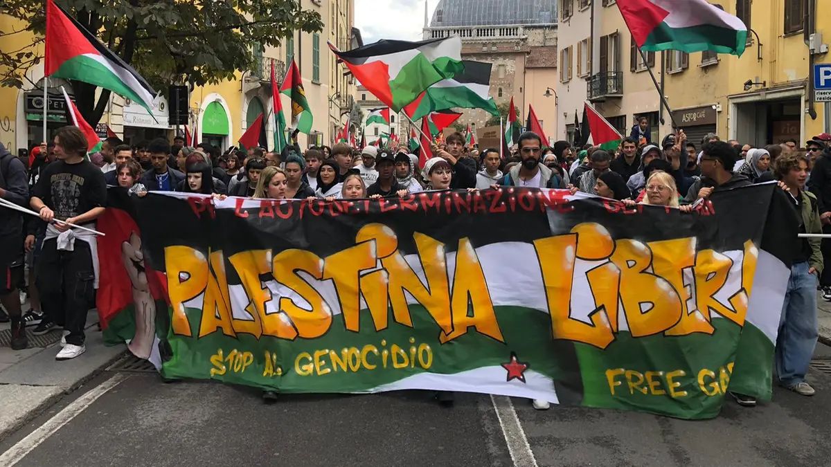 Un corteo ProPal a Brescia - Foto Marco Ortogni/Neg © www.giornaledibrescia.it