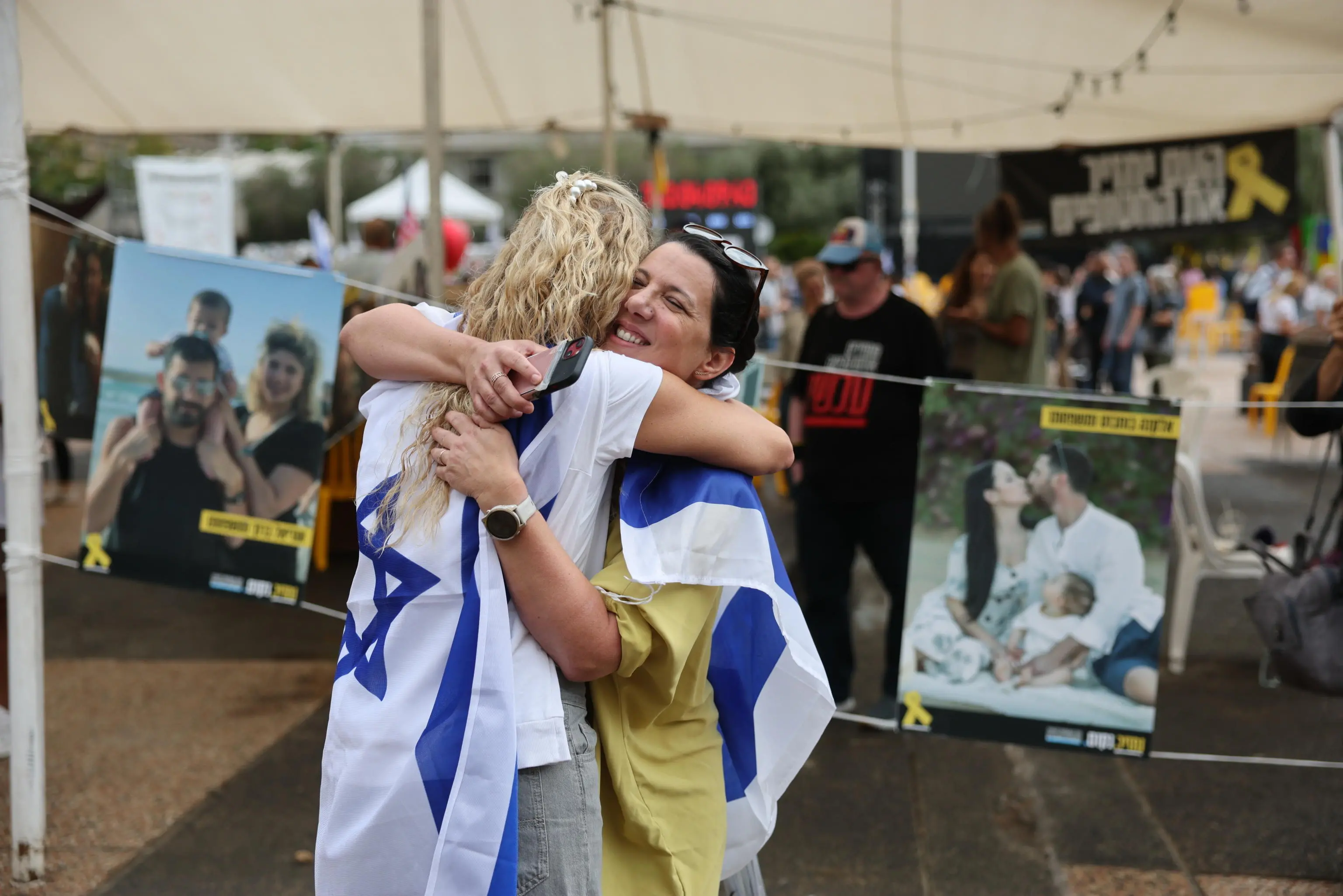 Le celebrazioni a Tel Aviv dopo l'annuncio dell'accordo di pace tra Israele e Hamas