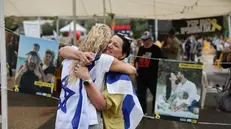 Le celebrazioni a Tel Aviv dopo l'annuncio dell'accordo di pace tra Israele e Hamas