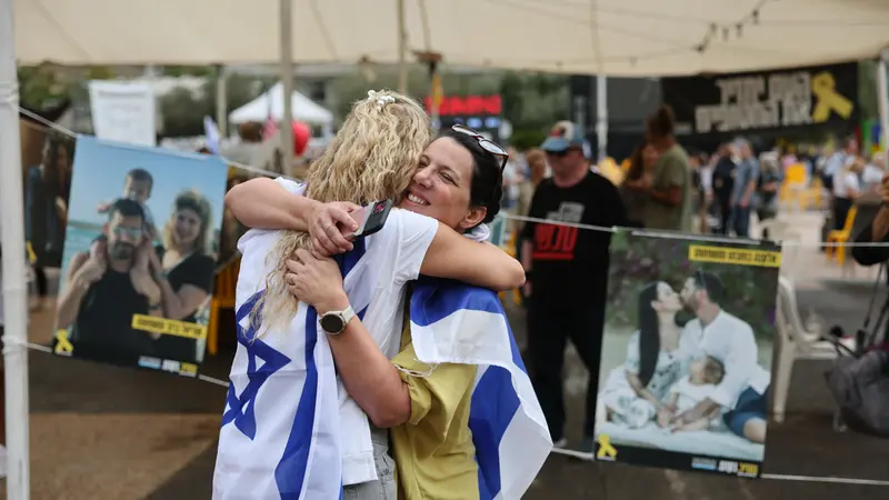 Le celebrazioni a Tel Aviv dopo l'annuncio dell'accordo di pace tra Israele e Hamas