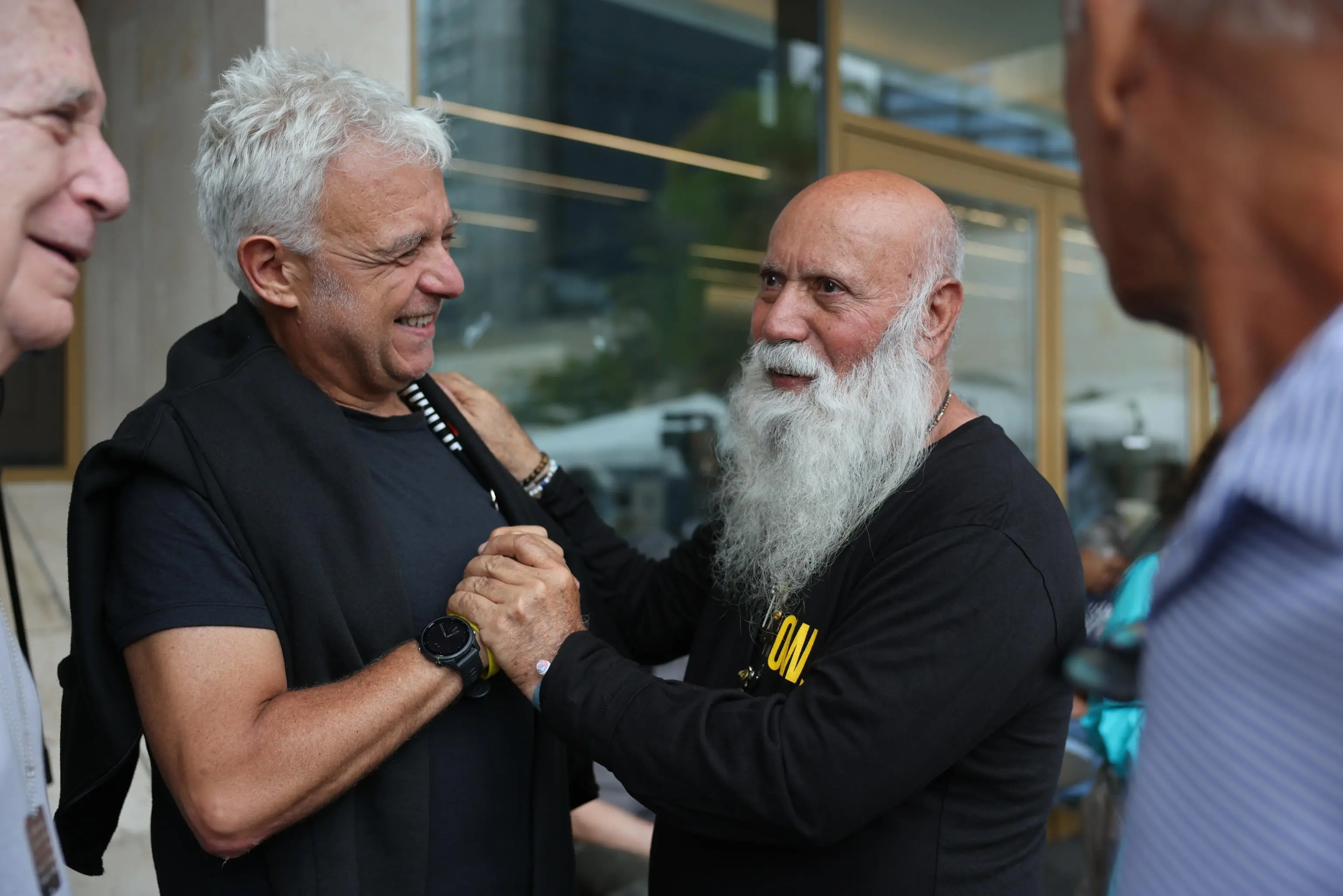 Le celebrazioni a Tel Aviv dopo l'annuncio dell'accordo di pace tra Israele e Hamas