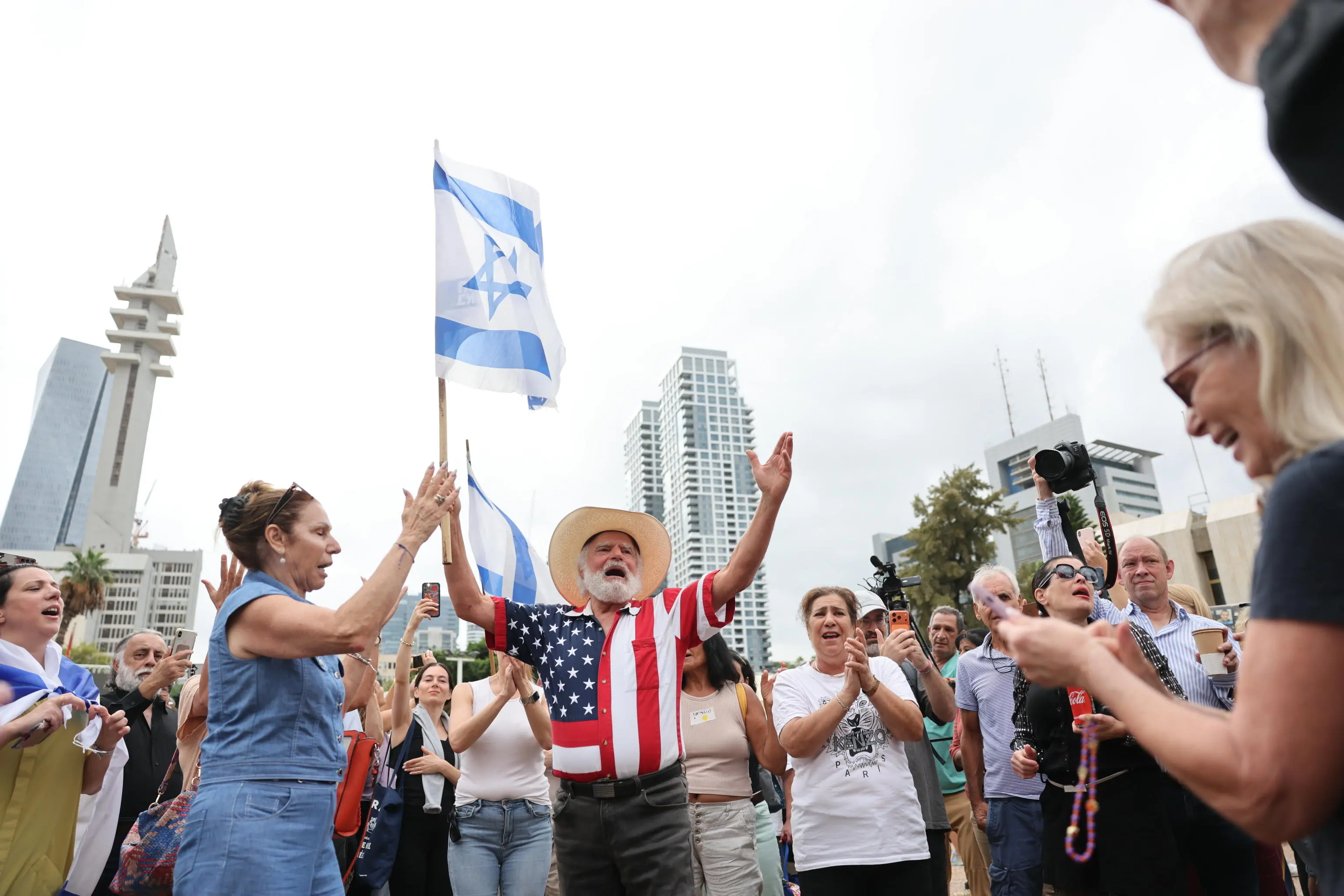 Le celebrazioni a Tel Aviv dopo l'annuncio dell'accordo di pace tra Israele e Hamas
