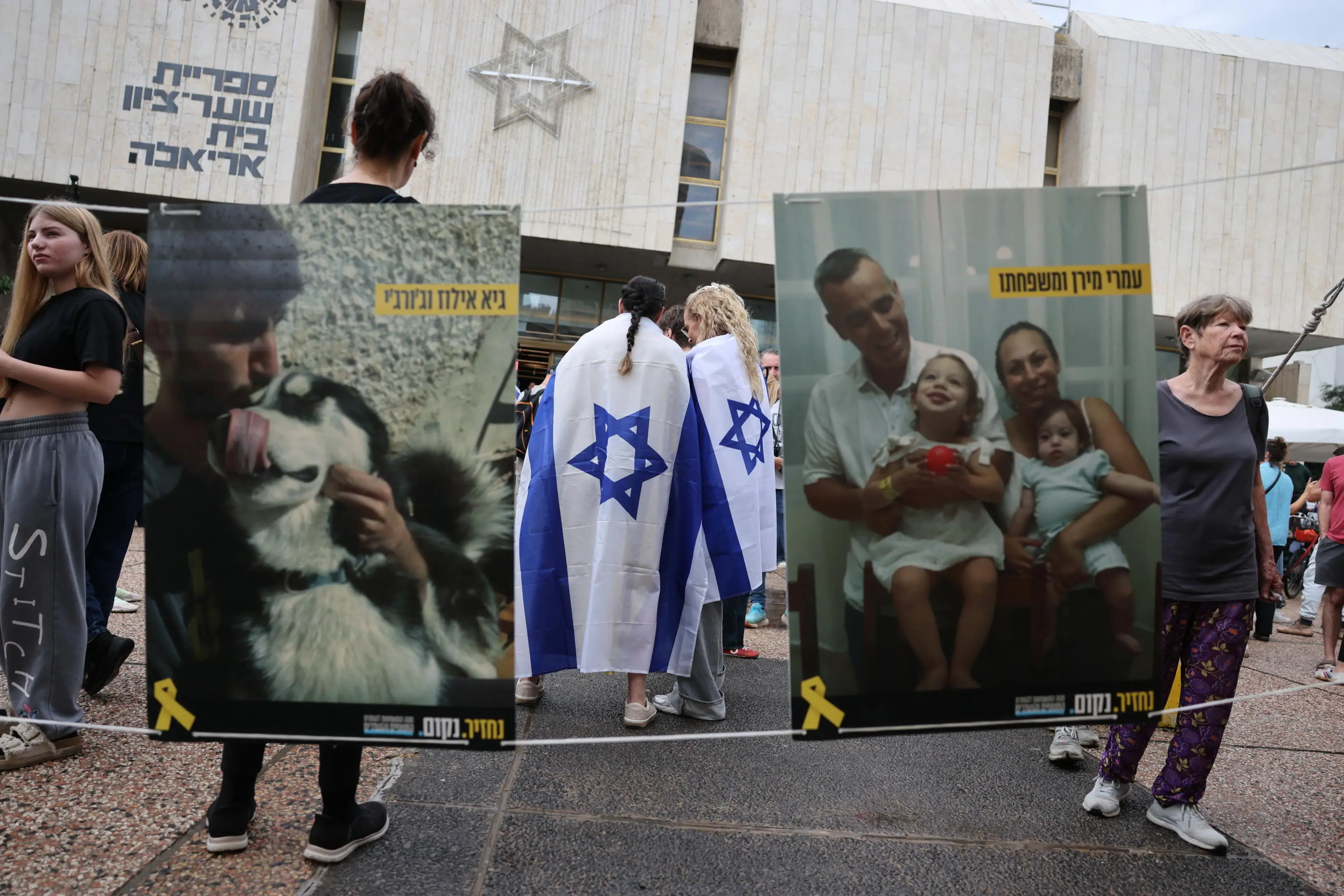 Le celebrazioni a Tel Aviv dopo l'annuncio dell'accordo di pace tra Israele e Hamas