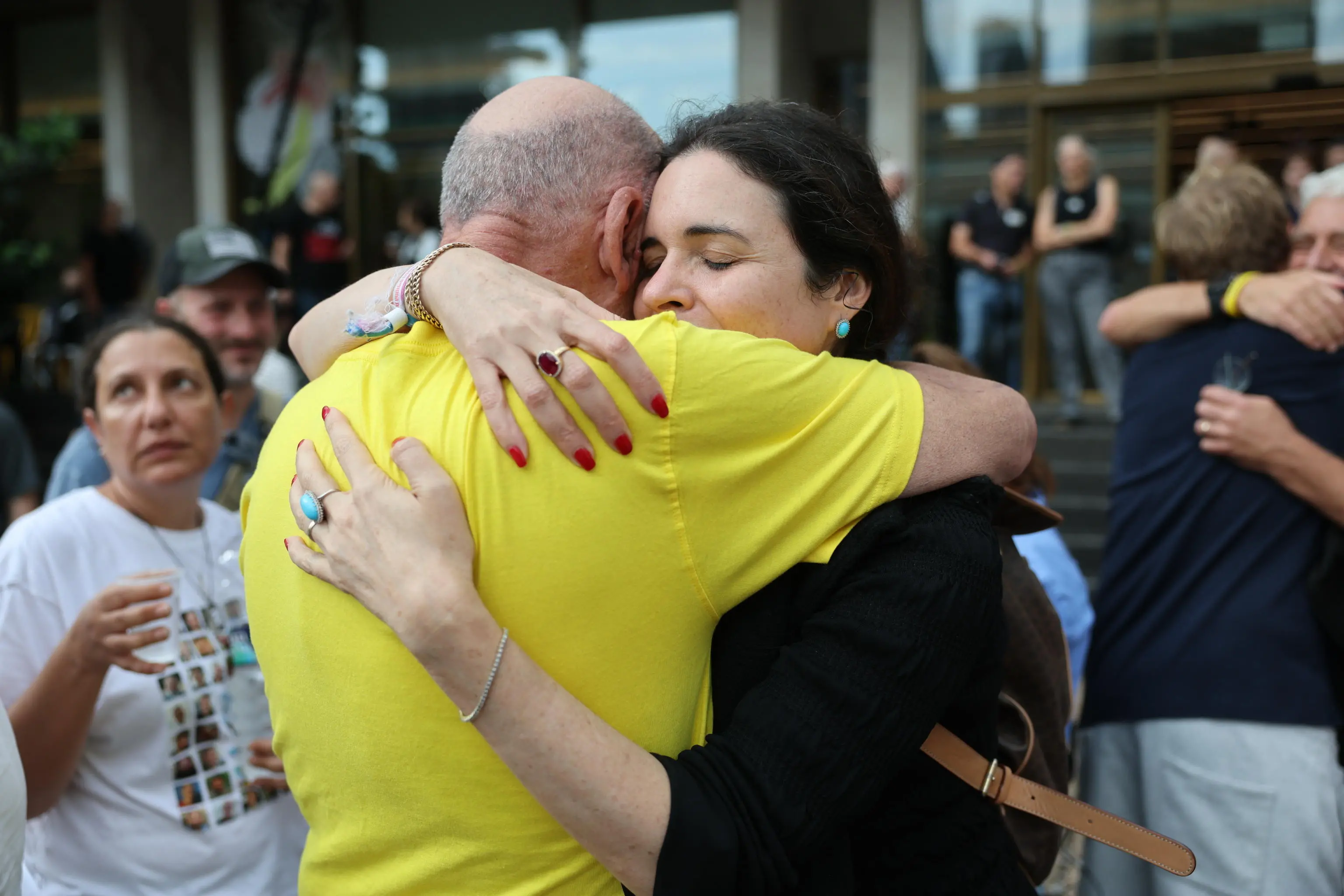 Le celebrazioni a Tel Aviv dopo l'annuncio dell'accordo di pace tra Israele e Hamas