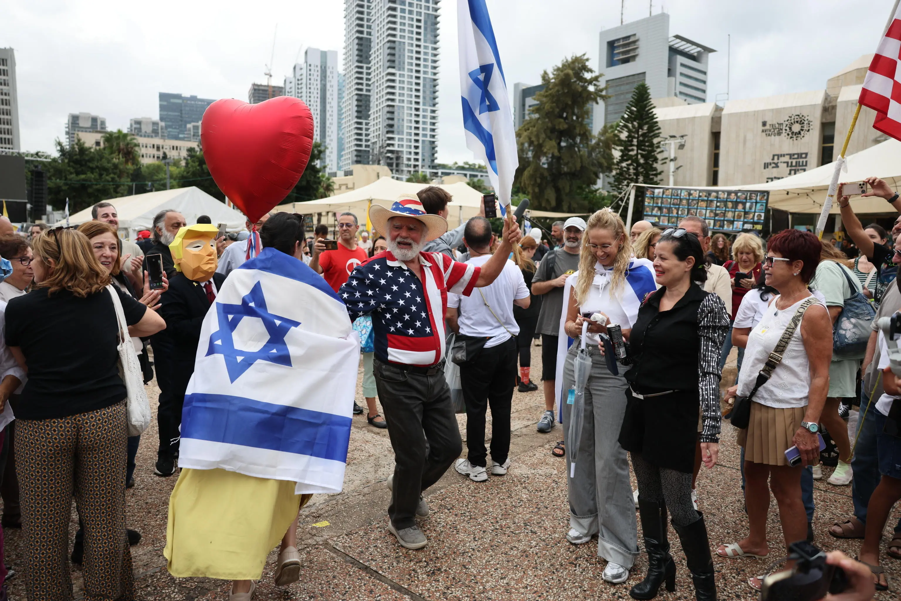 Le celebrazioni a Tel Aviv dopo l'annuncio dell'accordo di pace tra Israele e Hamas