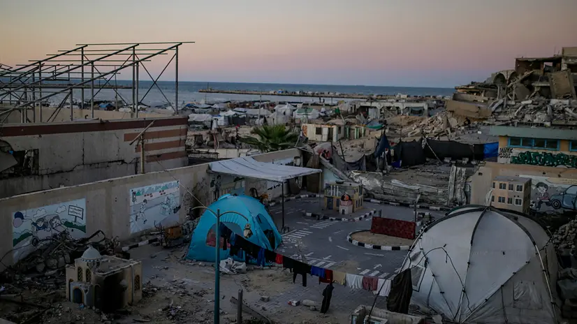 epa12438028 Tents of internally displaced Palestinians in Gaza port amid the ongoing Israeli military operation in Gaza City, Gaza Strip, 07 October 2025. According to the UN around 90 percent of the population or 1.9 million people in Gaza have been displaced since the start of the conflict. More than 67,000 Palestinians have been killed in the Gaza Strip since October 2023, according to the Palestinian Ministry of Health, and about 1,200 Israelis have been killed since the launch of an Israeli military campaign in response to a cross-border attack by Hamas on 07 October 2023. EPA/MOHAMMED SABER