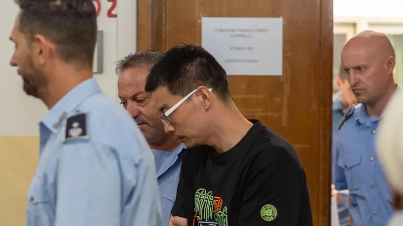 Zewei Xu, cinese 33enne arrestato il 3 luglio dalla Polizia a Malpensa su mandato Usa con accuse di presunto hackeraggio e spionaggio pure su vaccini e terapie anti-Covid nel 2020, esce dall''aula dellaCorte d'Appello di Milano, 8 luglio 2025. ANSA/DANIEL DAL ZENNARO