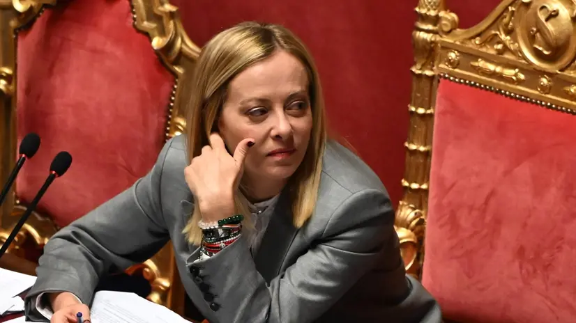 La presidente del Consiglio dei Ministri, Giorgia Meloni, ascolta le dichiarazioni di voto al termine della sua replica al Senato, in vista della riunione del Consiglio europeo del 26 e 27 giugno, Roma 23 giugno 2025. ANSA/MAURIZIO BRAMBATTI