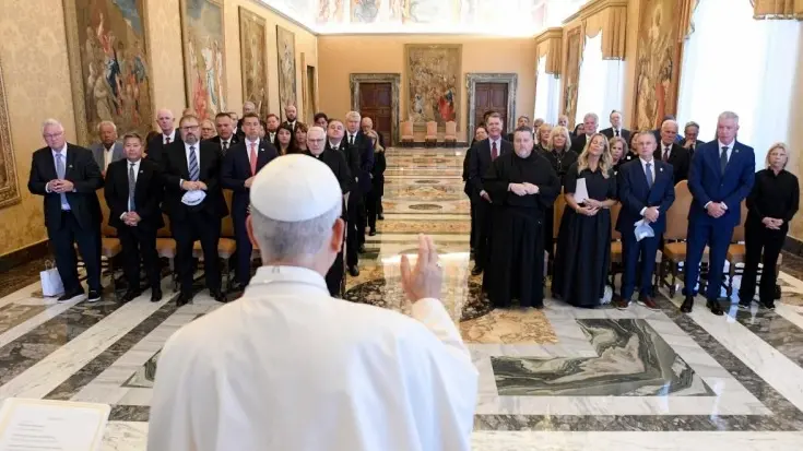 Papa Leone XIV durante l'udienza con le agenzie di stampa