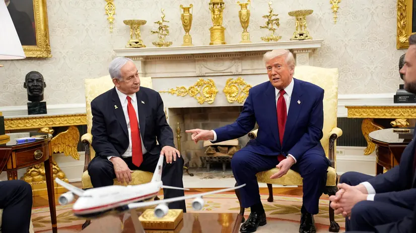 epa12016646 US President Donald Trump (R) meets with Israeli Prime Minister Benjamin Netanyahu (L) in the Oval Office of the White House in Washington, DC, USA, 07 April 2025. EPA/YURI GRIPAS / POOL