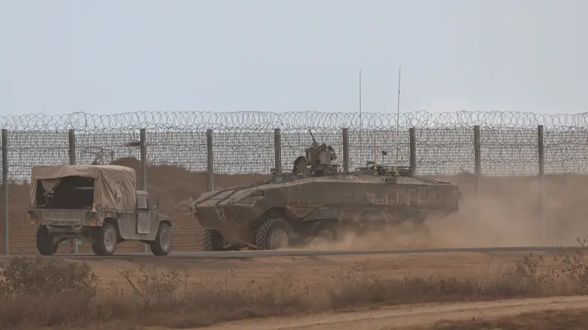 epa12441464 Israeli troops move along the northern part of the Israel Gaza border, southern Israel, 09 October 2025. US President Donald Trump announced that Israel and Hamas have agreed to the first phase of a Gaza peace plan, which includes the release of Israeli hostages and Palestinian prisoners, the withdrawal of Israeli forces, and the delivery of humanitarian aid to Gaza. EPA/ATEF SAFADI