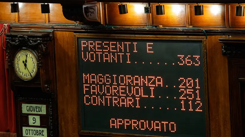 Tabellone elettronico della Camera con risultato del voto (Alfredo Mantovano) sulla relazione della Giunta per le autorizzazioni sulla domanda di autorizzazione a procedere in giudizio nei confronti di Carlo Nordio, Matteo Piantedosi e Alfredo Mantovano, Roma, 9 Ottobre 2025. ANSA/GIUSEPPE LAMI
