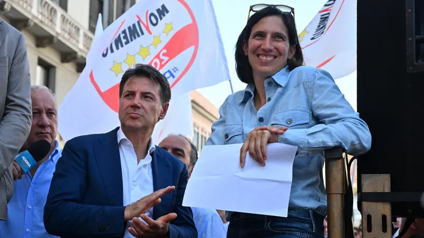 I leader del centrosinistra Elly Schlein, Giuseppe Conte, in piazza De Ferrari dove si chiedeno le dimissioni del presidente Giovanni Toti e nuove elezioni al piu presto possibile. Genova, 18 luglio 2024. ANSA/LUCA ZENNARO