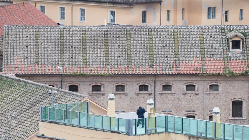 Assetti antisommossa per le proteste nel carcere di Regina Coeli nel centro di Roma, 9 marzo 2020. ANSA/CLAUDIO PERI