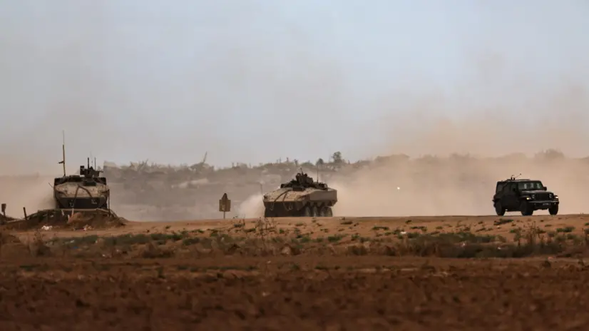 epa12441453 Israeli troops move along the northern part of the Israel Gaza border, southern Israel, 09 October 2025. US President Donald Trump announced that Israel and Hamas have agreed to the first phase of a Gaza peace plan, which includes the release of Israeli hostages and Palestinian prisoners, the withdrawal of Israeli forces, and the delivery of humanitarian aid to Gaza. EPA/ATEF SAFADI