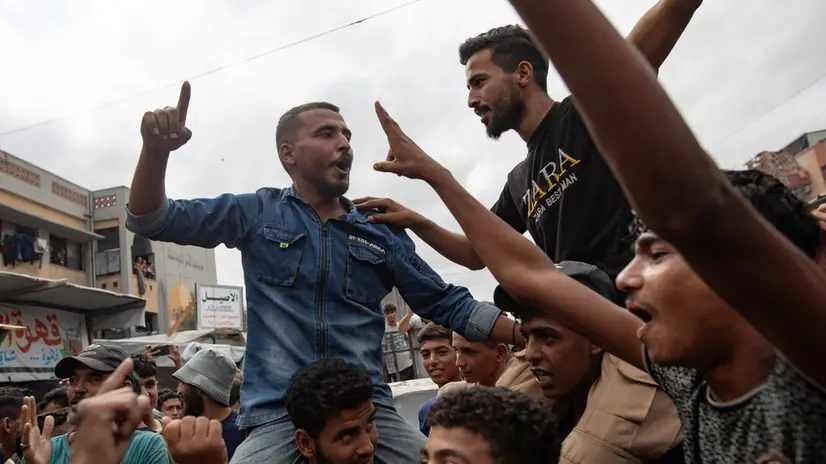 epa12441292 Internally displaced Palestinians celebrate the announcement of a ceasefire agreement between Hamas and Israel in Khan Younis, southern Gaza Strip, 09 October 2025. US President Donald Trump announced that Israel and Hamas have agreed to the first phase of a Gaza peace plan. The deal involves the release of Israeli hostages and Palestinian prisoners, the withdrawal of Israeli forces, and the delivery of humanitarian aid to Gaza. EPA/HAITHAM IMAD