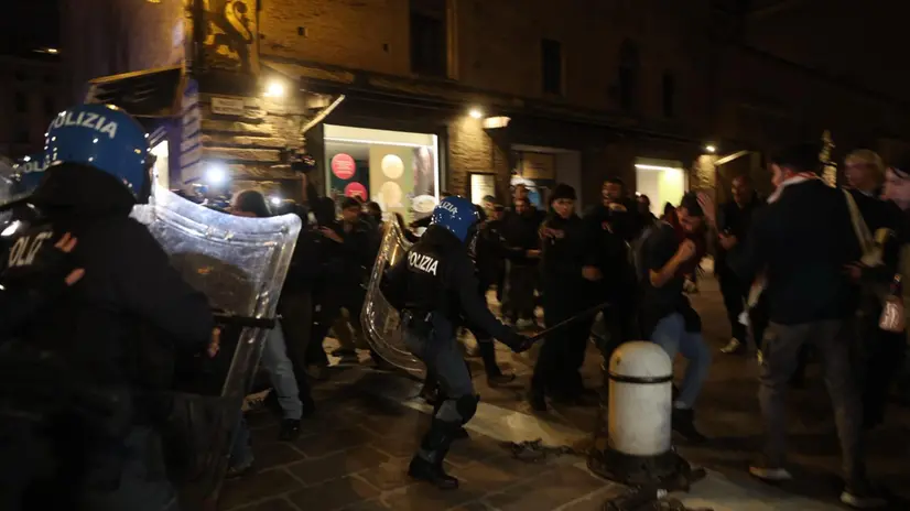 Scontri in Via Rizzoli, poco fuori Piazza Maggiore a Bologna tra i manifestanti e le forze dell'ordine che hanno usato anche gli idranti per disperdere i giovani accorsi per celebrare il 7 ottobre in Piazza del Nettuno, 07 ottobre 2025. Ci sono state un paio di cariche. ///// Clashes broke in Bologna between protesters and police, who also used water cannons to disperse people who had gathered to celebrate October 7th, Italy, 07 October 2025. ANSA/MAX CAVALLARI