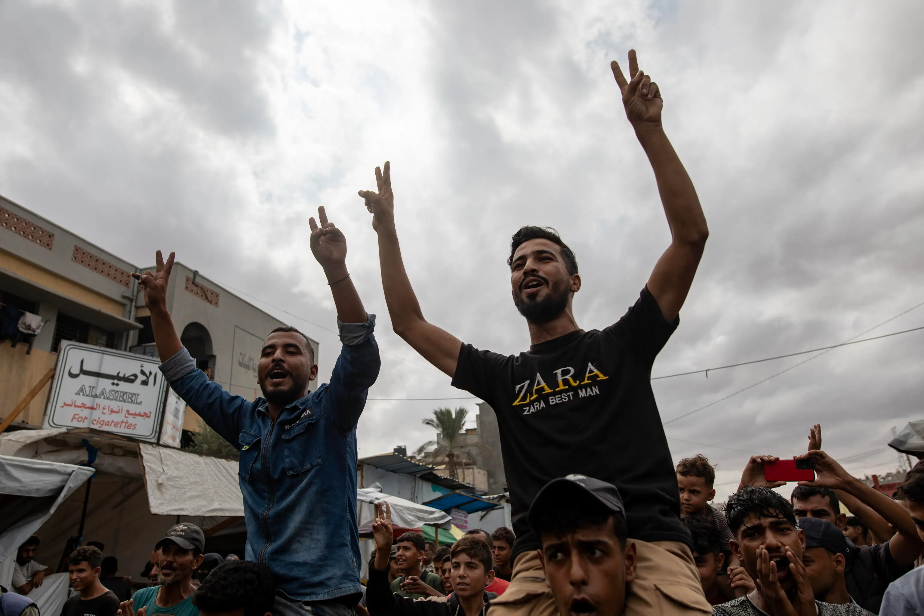 epa12441291 Internally displaced Palestinians celebrate the announcement of a ceasefire agreement between Hamas and Israel in Khan Younis, southern Gaza Strip, 09 October 2025. US President Donald Trump announced that Israel and Hamas have agreed to the first phase of a Gaza peace plan. The deal involves the release of Israeli hostages and Palestinian prisoners, the withdrawal of Israeli forces, and the delivery of humanitarian aid to Gaza. EPA/HAITHAM IMAD