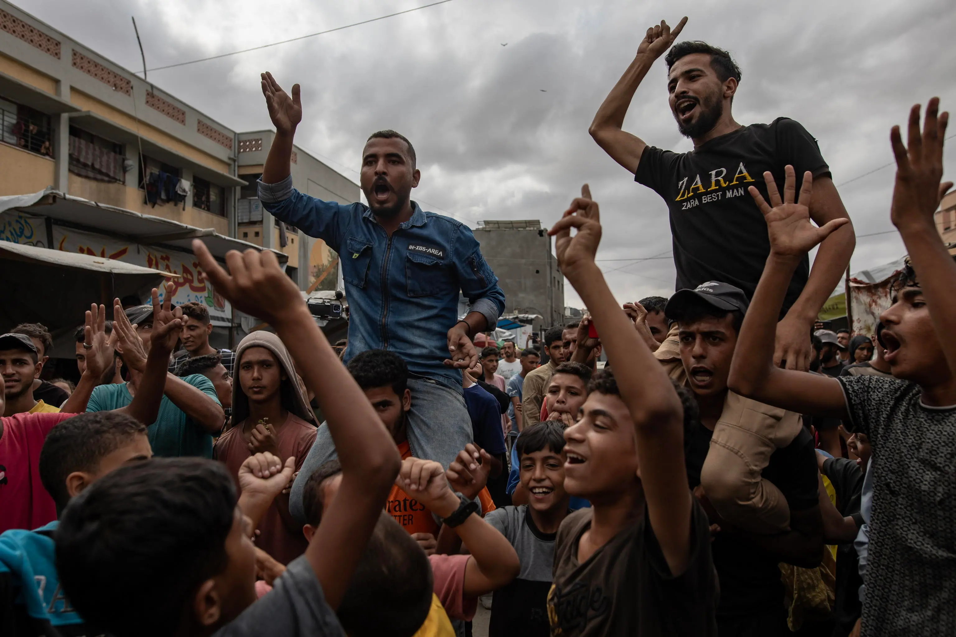 epa12441294 Internally displaced Palestinians celebrate the announcement of a ceasefire agreement between Hamas and Israel in Khan Younis, southern Gaza Strip, 09 October 2025. US President Donald Trump announced that Israel and Hamas have agreed to the first phase of a Gaza peace plan. The deal involves the release of Israeli hostages and Palestinian prisoners, the withdrawal of Israeli forces, and the delivery of humanitarian aid to Gaza. EPA/HAITHAM IMAD