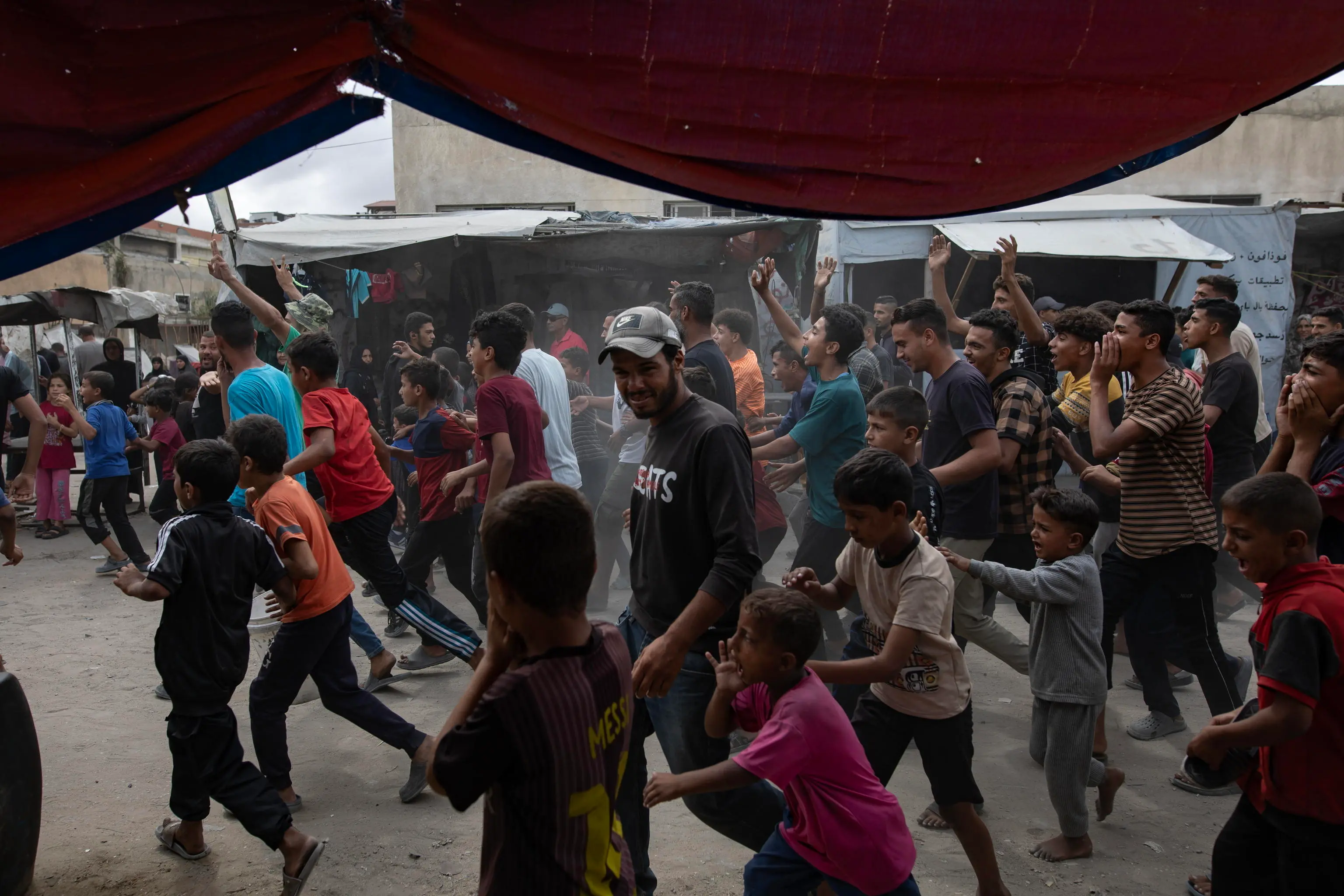 epa12441297 Internally displaced Palestinians celebrate the announcement of a ceasefire agreement between Hamas and Israel in Khan Younis, southern Gaza Strip, 09 October 2025. US President Donald Trump announced that Israel and Hamas have agreed to the first phase of a Gaza peace plan. The deal involves the release of Israeli hostages and Palestinian prisoners, the withdrawal of Israeli forces, and the delivery of humanitarian aid to Gaza. EPA/HAITHAM IMAD