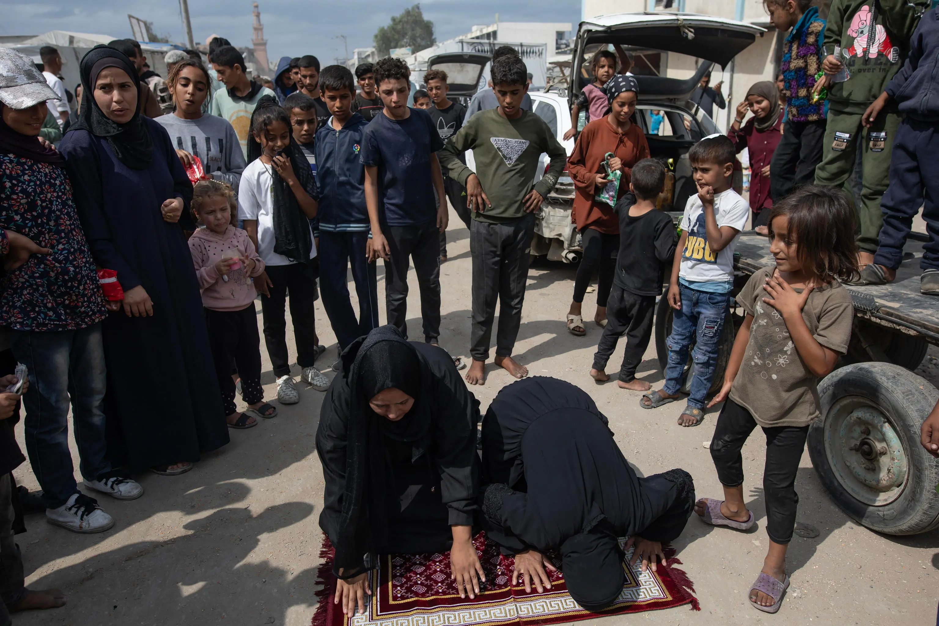 epa12441296 Internally displaced Palestinians celebrate the announcement of a ceasefire agreement between Hamas and Israel in Khan Younis, southern Gaza Strip, 09 October 2025. US President Donald Trump announced that Israel and Hamas have agreed to the first phase of a Gaza peace plan. The deal involves the release of Israeli hostages and Palestinian prisoners, the withdrawal of Israeli forces, and the delivery of humanitarian aid to Gaza. EPA/HAITHAM IMAD