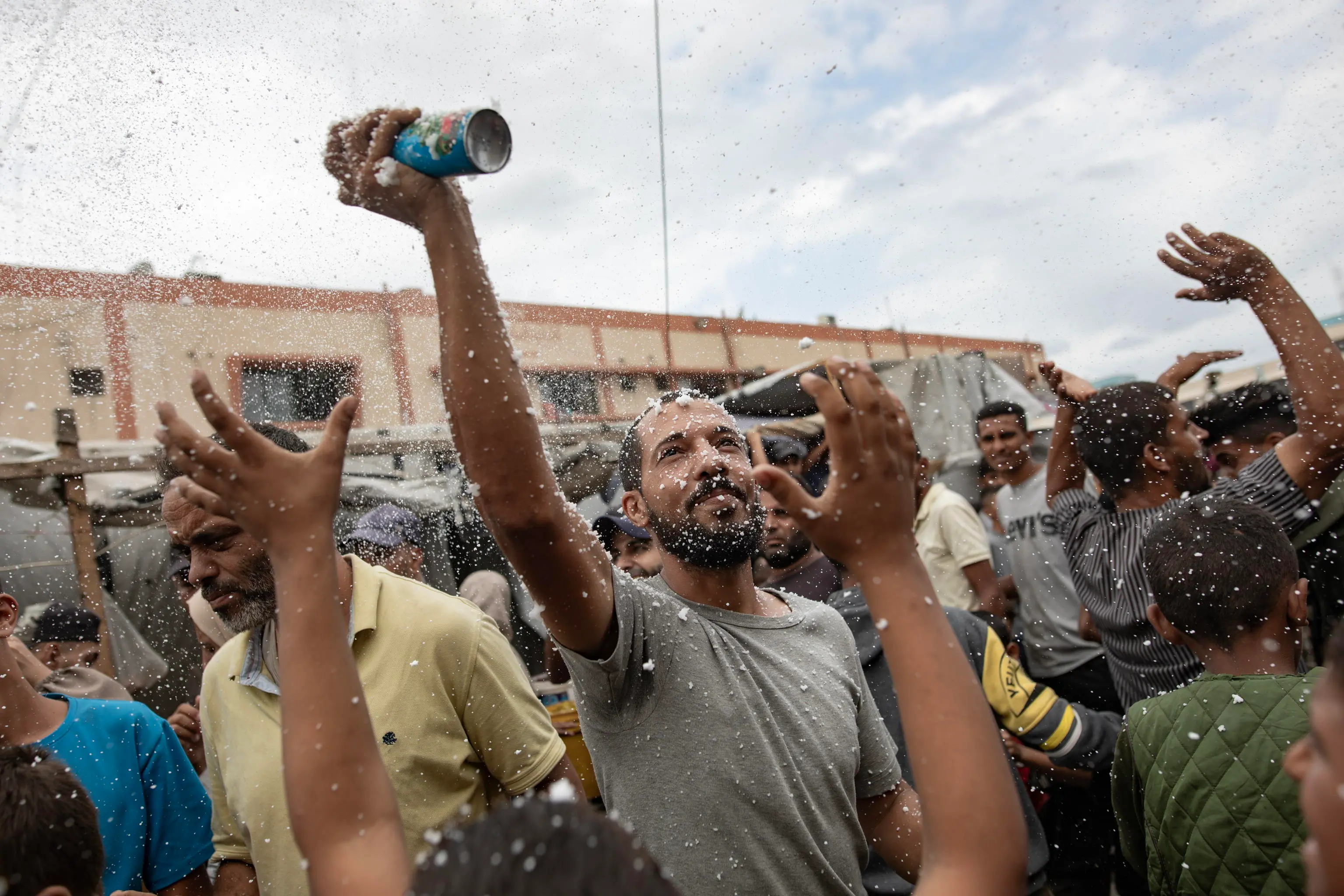 epa12441299 Internally displaced Palestinians celebrate the announcement of a ceasefire agreement between Hamas and Israel in Khan Younis, southern Gaza Strip, 09 October 2025. US President Donald Trump announced that Israel and Hamas have agreed to the first phase of a Gaza peace plan. The deal involves the release of Israeli hostages and Palestinian prisoners, the withdrawal of Israeli forces, and the delivery of humanitarian aid to Gaza. EPA/HAITHAM IMAD