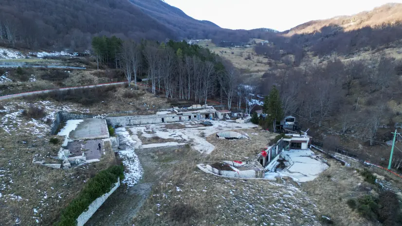 Una visuale aerea di quel che rimane dell'Hotel Rigopiano, travolto da una terribile valanga che il 18 gennaio del 2017 si è staccata dal Monte Siella causando ben 29 vittime. 18 gennaio 2024, Rigopiano, Farindola. ANSA/Emanuele Valeri
