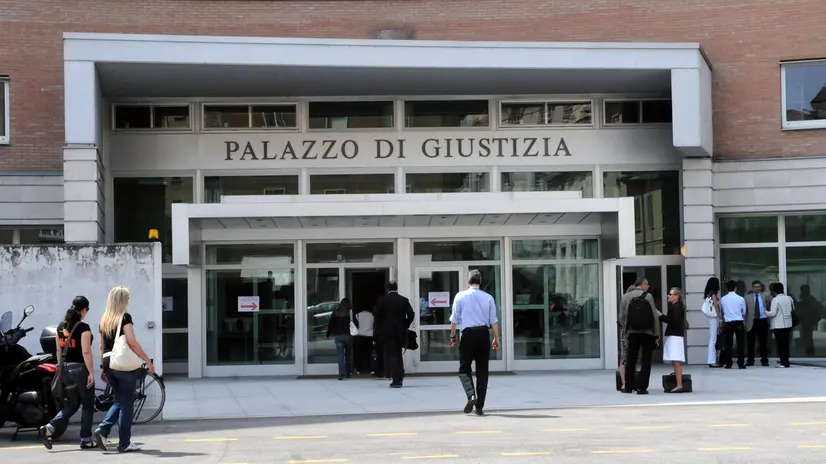 Il processo. Il ragazzo resta in carcere