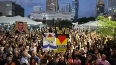 Festeggiamenti a Tel Avis dopo l'annuncio dell'accordi di pace - Foto Ansa © www.giornaledibrescia.it