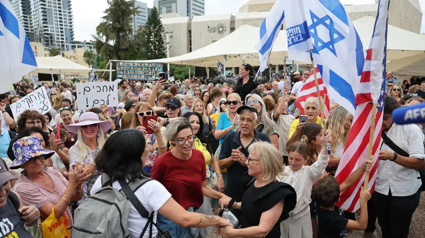 epa12441130 People celebrate after a peace deal is announced at Hostages Square in Tel Aviv, Israel, 09 October 2025. US President Donald Trump announced that Israel and Hamas have agreed to the first phase of a Gaza peace plan. The deal involves the release of Israeli hostages and Palestinian prisoners, the withdrawal of Israeli forces, and the delivery of humanitarian aid to Gaza. EPA/ABIR SULTAN