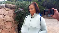 Femminicidio in Gallura: Nicolina Giagheddu, madre di Emanuele Ragnedda davanti alla tenuta ConcaEntosa di Palau - Foto della collaboratrice Antonella Brianda