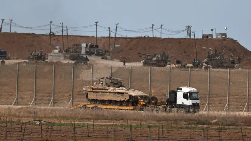 epa12442732 An Israeli military truck carrying APCs leaving the Gaza Strip after the Trump announcement on the Israel-Hamas agreement on the first phase of a Gaza peace plan, 09 October 2025. US President Donald Trump announced that Israel and Hamas have agreed to the first phase of a Gaza peace plan, which includes the release of Israeli hostages and Palestinian prisoners, the withdrawal of Israeli forces, and the delivery of humanitarian aid to Gaza. EPA/ATEF SAFADI