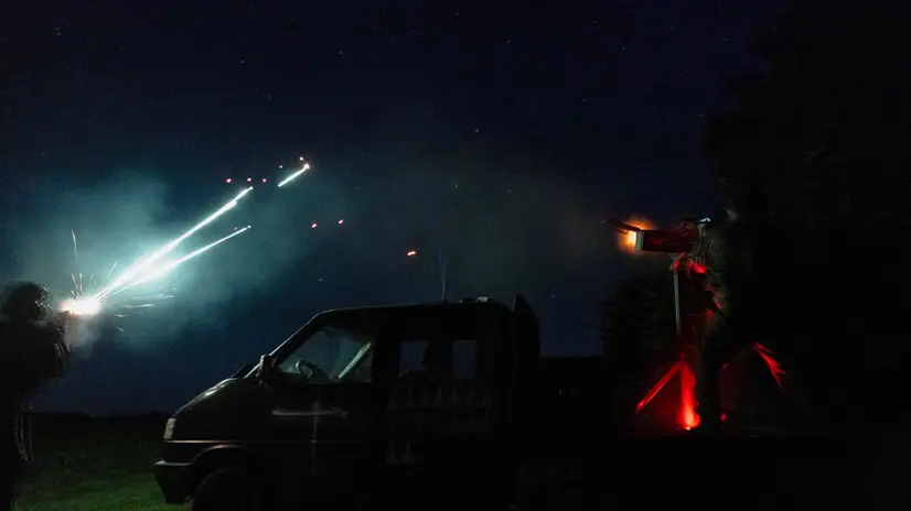 epa12180584 Ukrainian servicemen of a unit of the Volunteer Formation of the United Territorial Community (DFTG) shoot at drones flying towards Kyiv, Ukraine, 17 June 2025. The volunteers are firing with a Browning M2 machine gun and a Kalashnikov rifle and shot down at least one target during the night, the DFTG said. At least 14 people died and more than 60 were injured in Kyiv after Russia launched a large-scale combined attack with at least 32 missiles and nearly 440 drones across Ukraine, according to the State Emergency Service. EPA/STAS KOZLIUK 88599